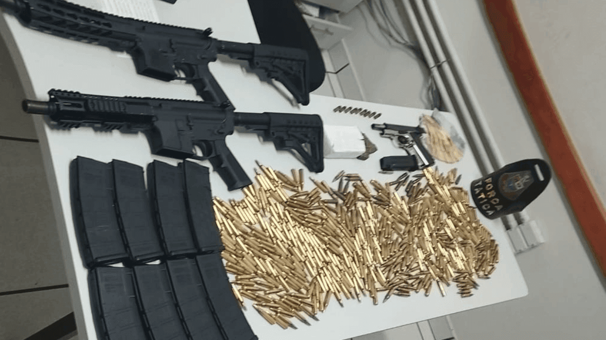 Foram apreendidos dois fuzis, 466 munições, 8 carregadores de fuzil, uma pistola calibre 380, drogas, dinheiro e celulares