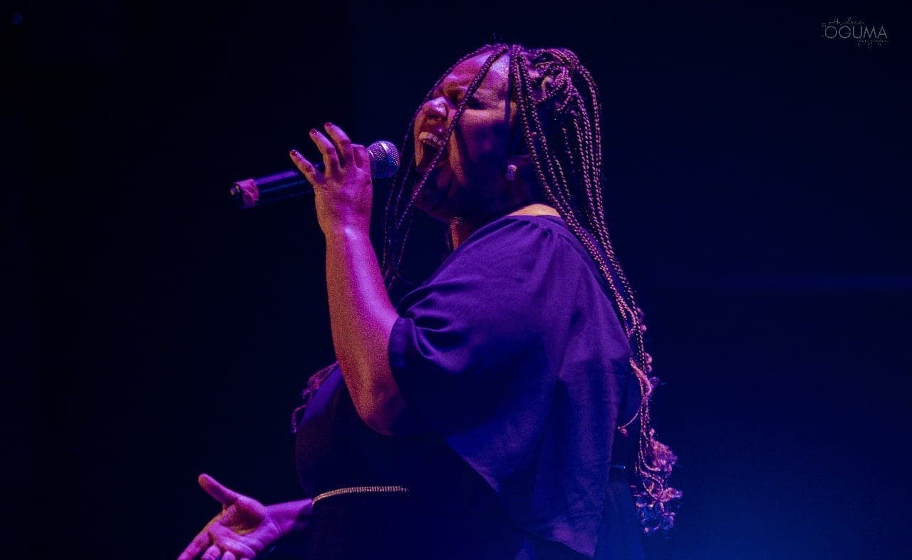 Cantora de Jacareí é campeã brasileira de karaokê e representará o Brasil na Tailândia