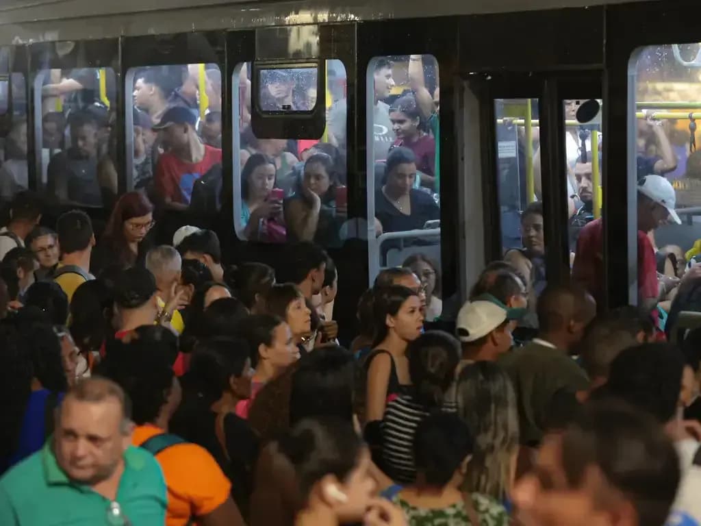 Ponto de ônibus no Largo do Paissandu lotado após chuva que alagou acidade