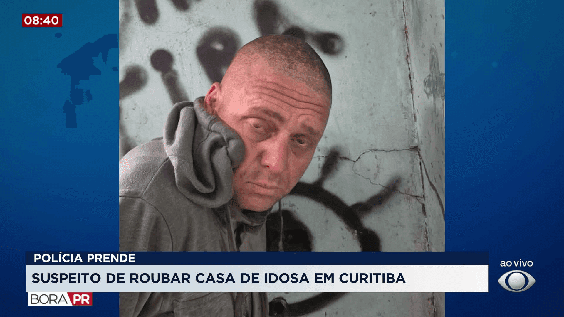 Homem foi identificado e preso após invadir casa e fazer idosa refém no Hauer, em Curitiba. O crime ocorreu de madrugada e foi flagrado por câmeras.