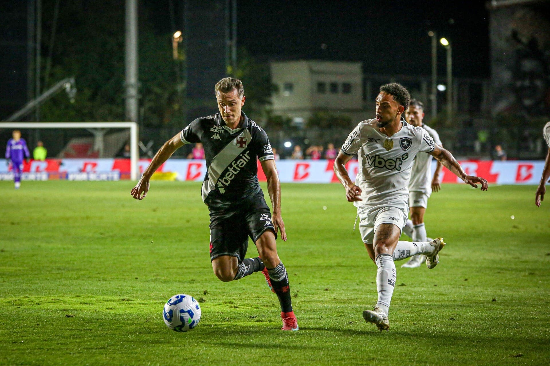 Lucas Piton e Vitinho no Vasco x Botafogo