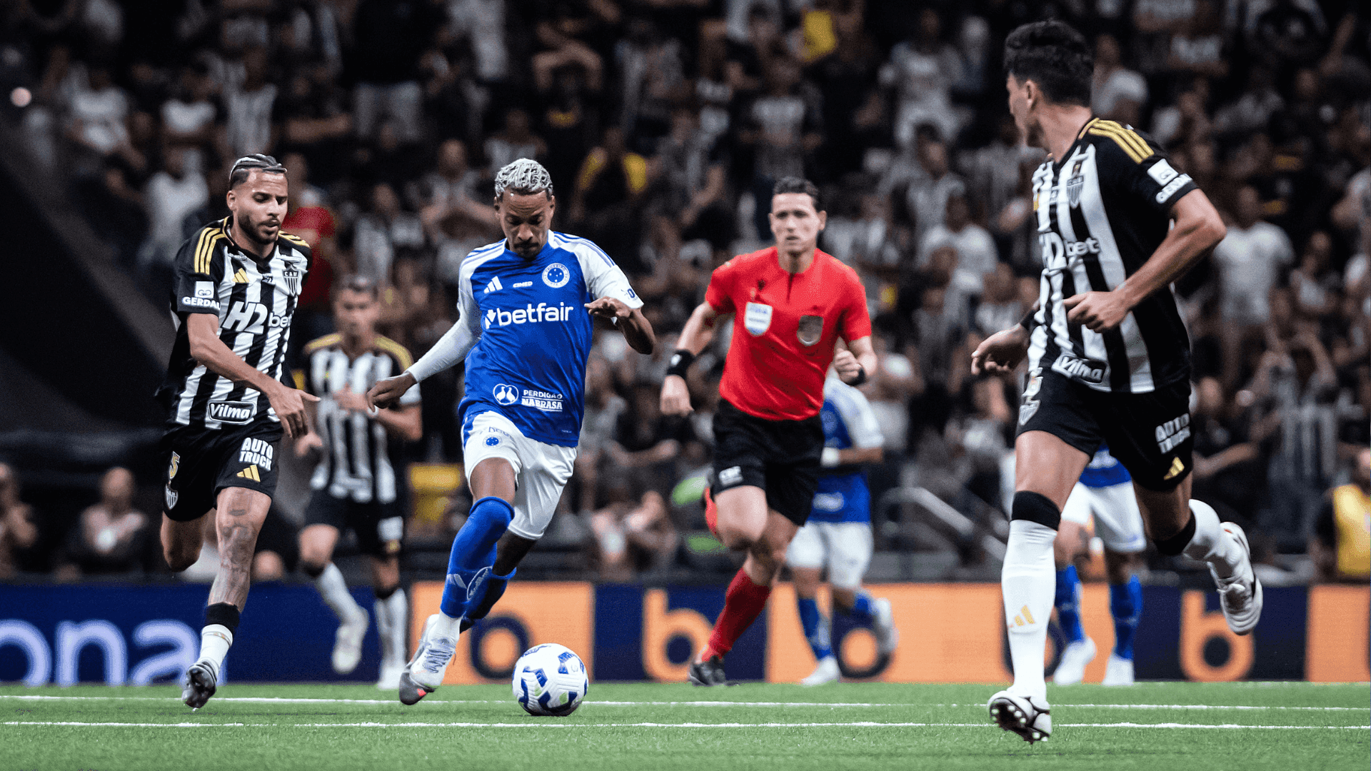 Cruzeiro abre vantagem sobre o Atlético-MG no clássico pelas quartas da Copa do Brasil