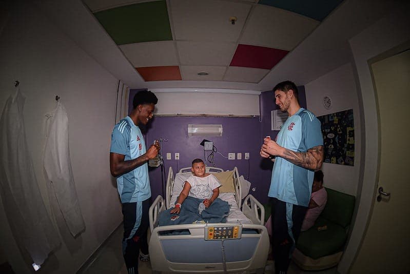 Em imagem divulgada, a dupla é vista jogando UNO com uma das crianças em um momento de descontração.