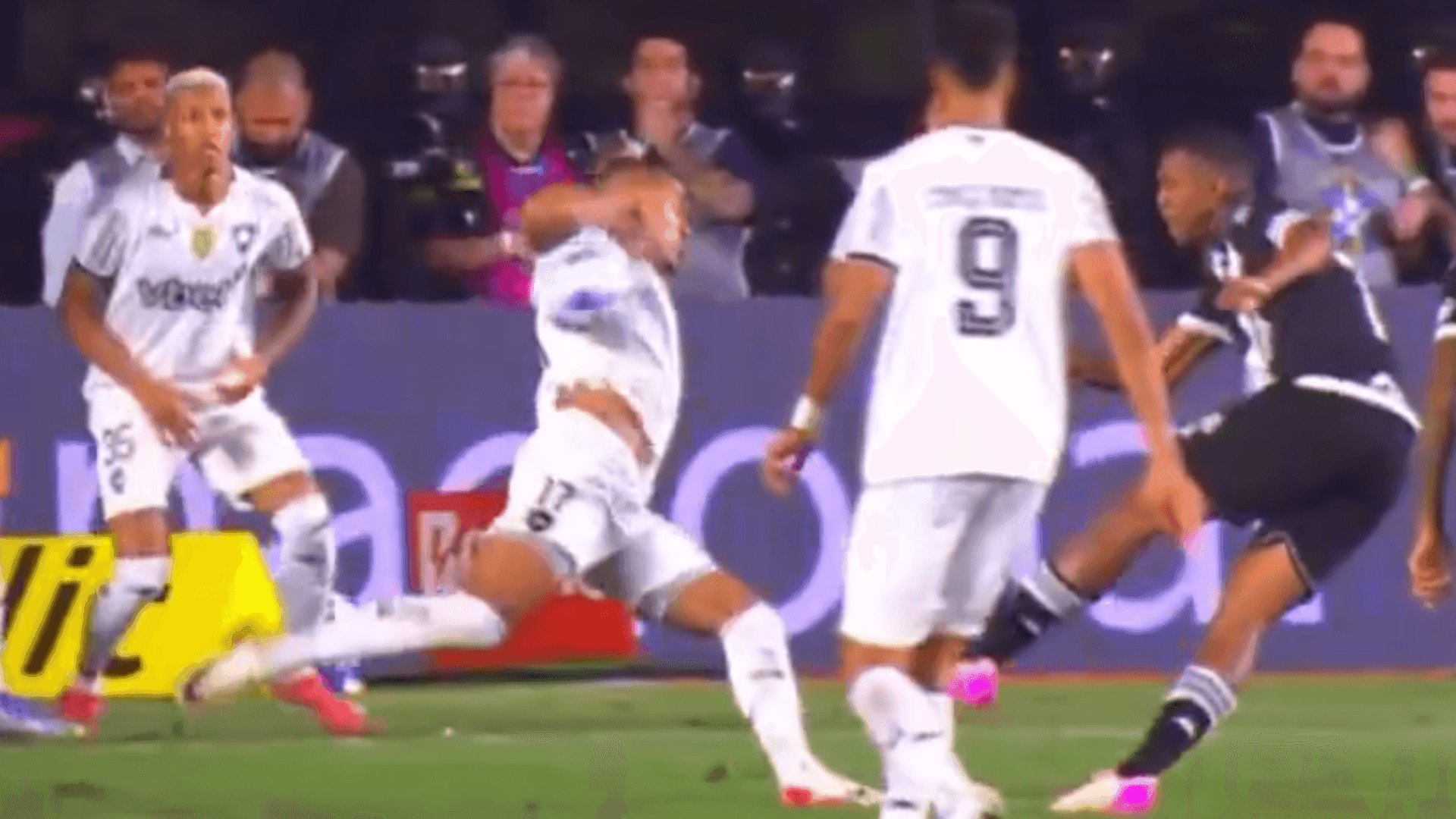 Jogadores do Vasco reclamam de pênalti não marcado por Anderson Daronco no empate contra o Botafogo, em São Januário