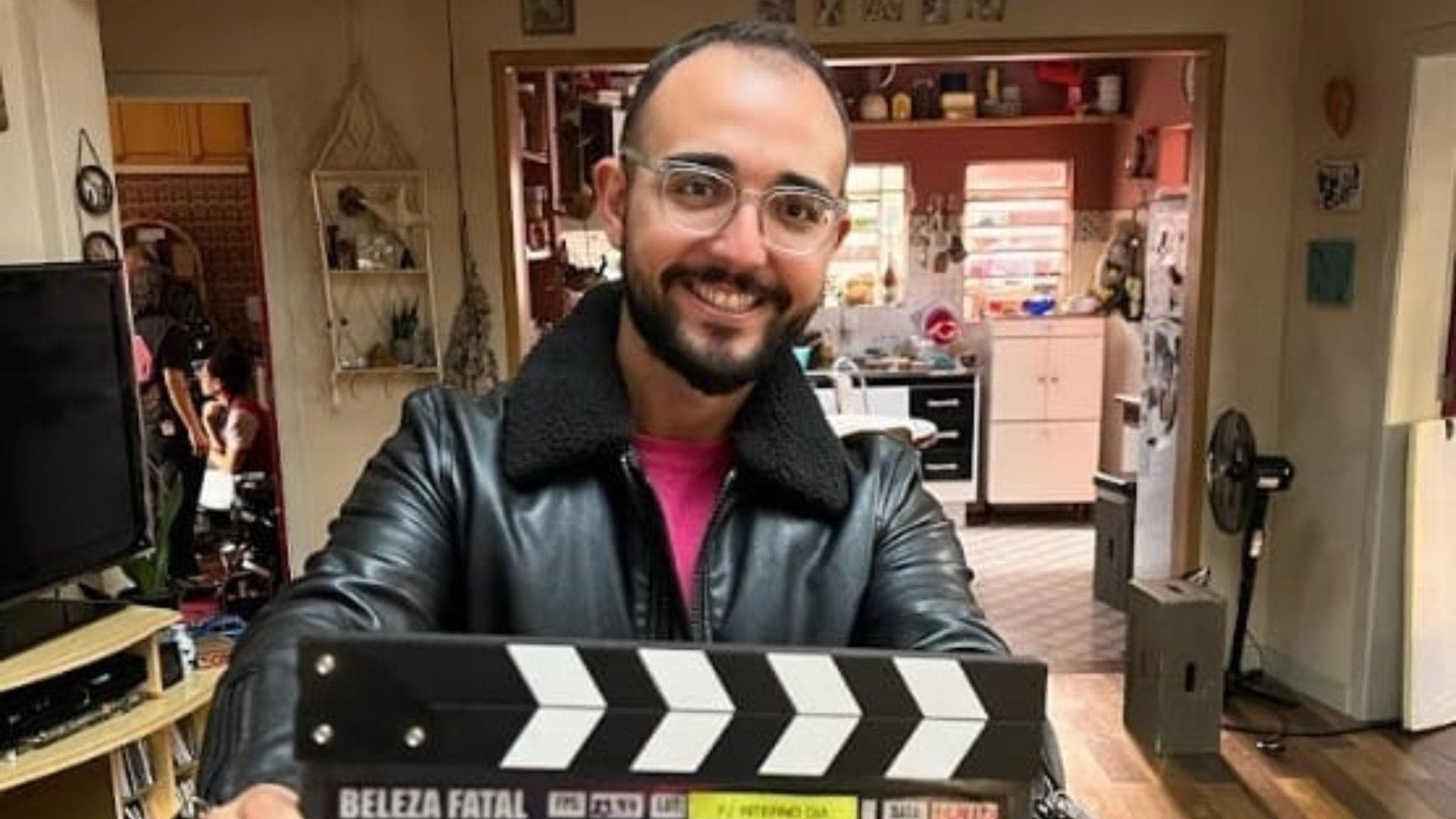Raphael Montes no set de "Beleza Fatal"