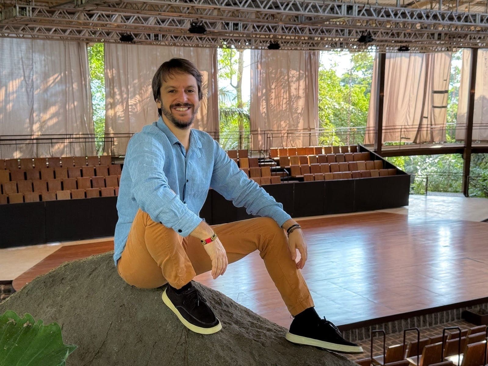 Aziz Camali, idealizador do evento, no palco do TEDx Ilhabela na Baía dos Vermelhos