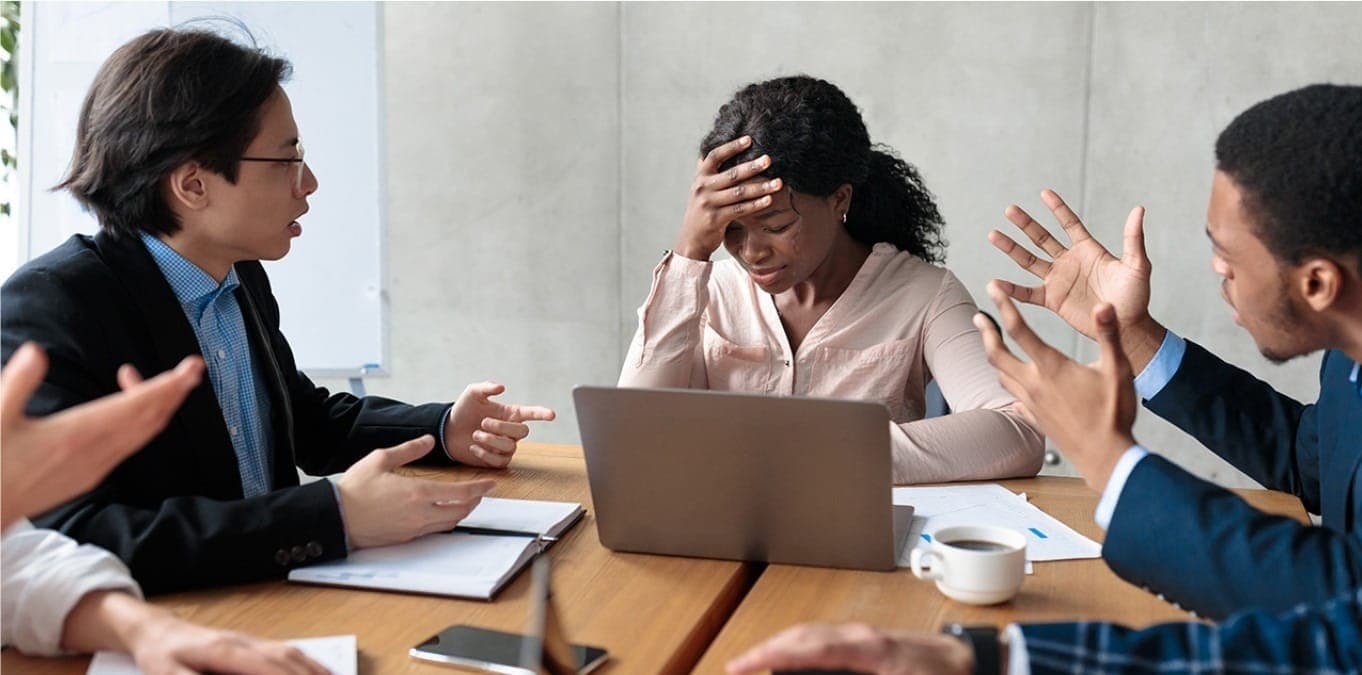 Mais vozes, menos direção: o risco do excesso de comunicação nas crises