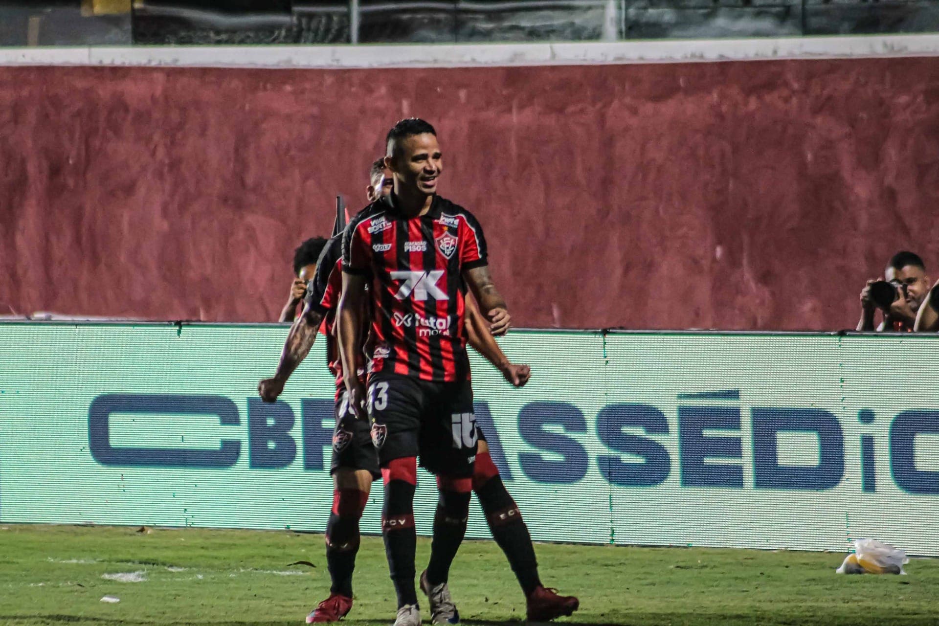 Erick comemora gol pelo Vitória