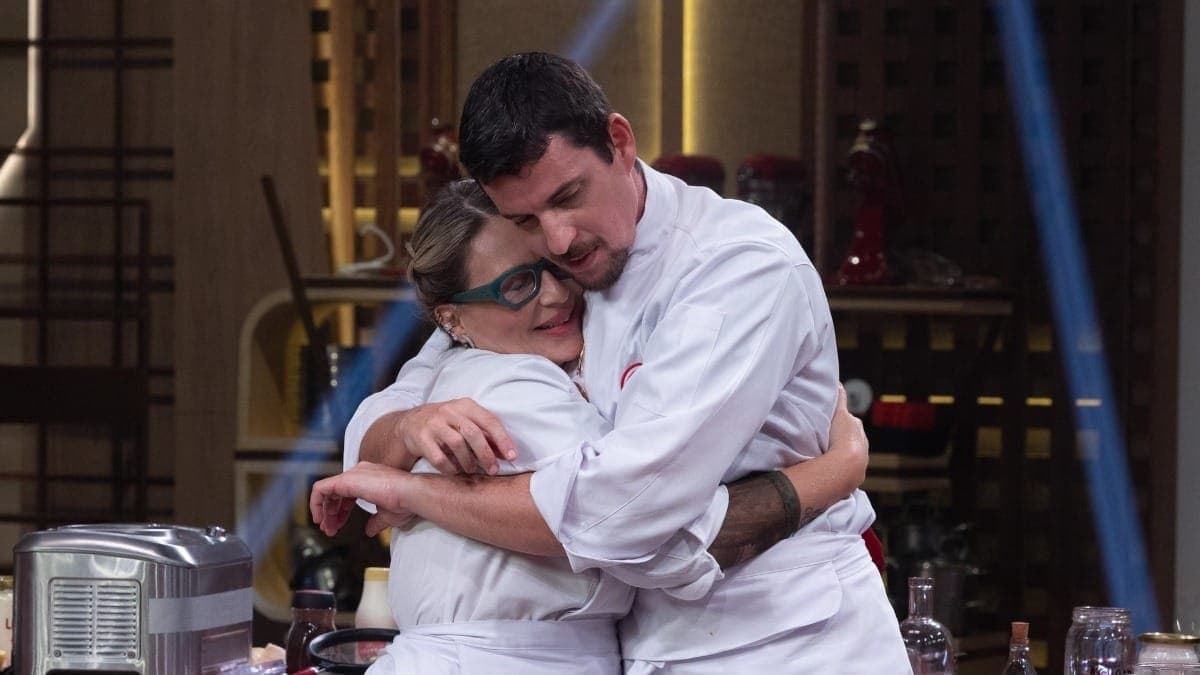 Daniela e Felipe B. se abraçam após prova na final do MasterChef 2025