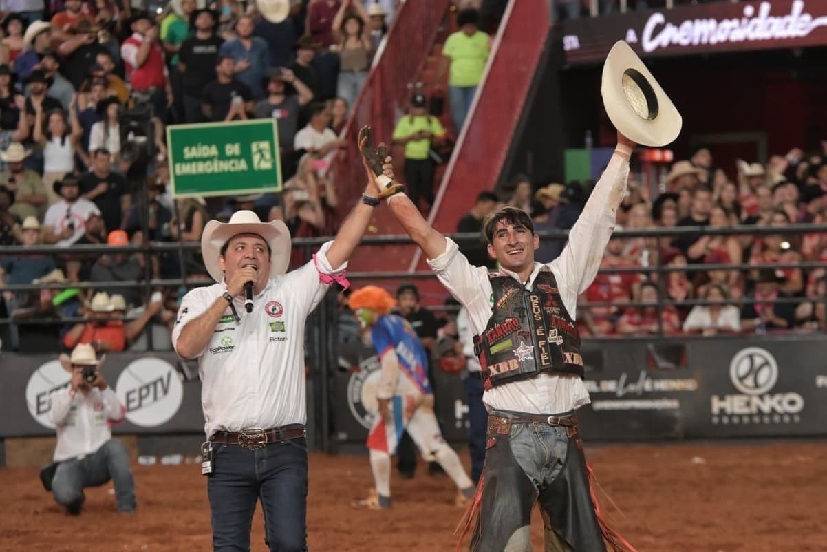 Vitor Manuel Dias é o vencedor do 32º Barretos International Rodeo