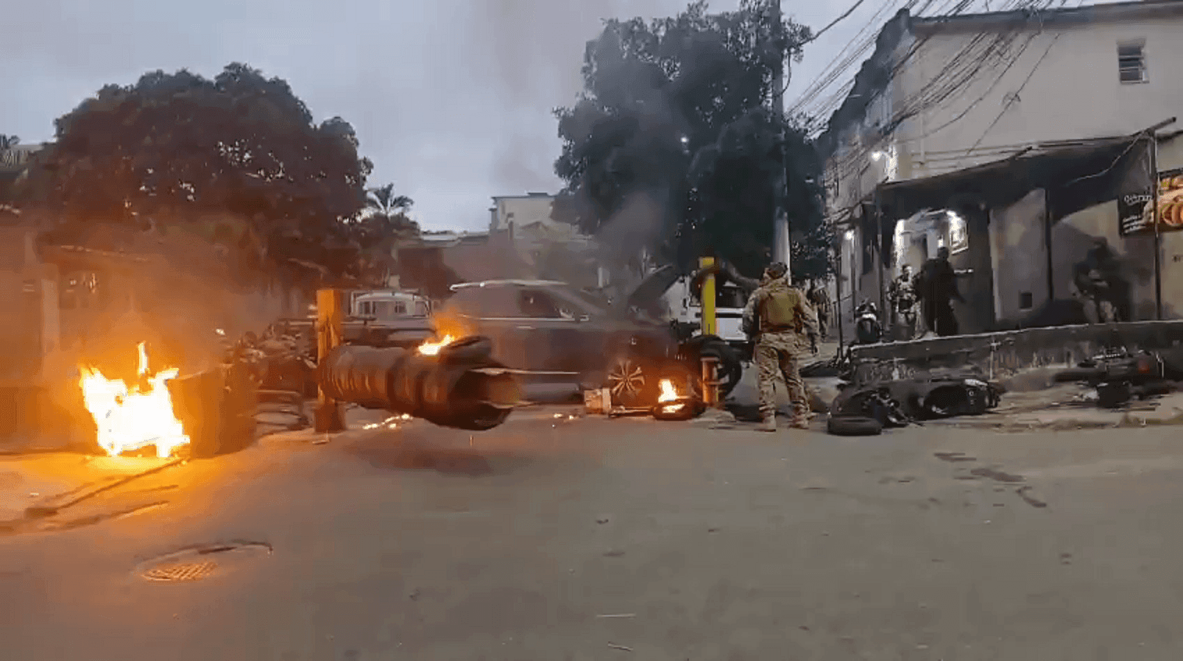 Agentes da COE retira barricadas na Mangueira, Zona Norte do Rio