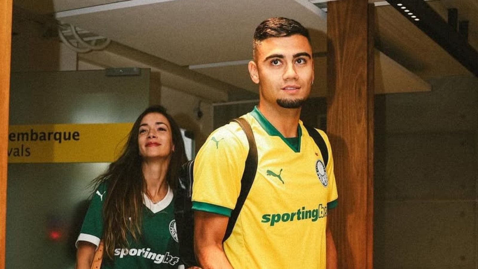 Andreas Pereira e a esposa no desembarque em Guarulhos