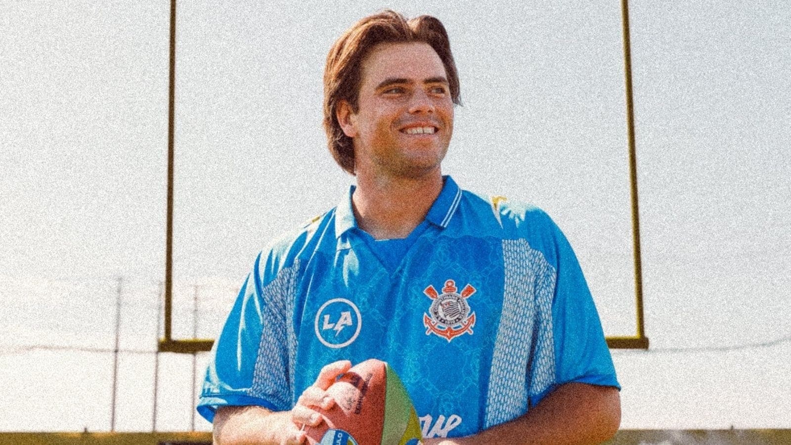 Cameron Dicker, kicker dos Chargers, com a camisa do Corinthians