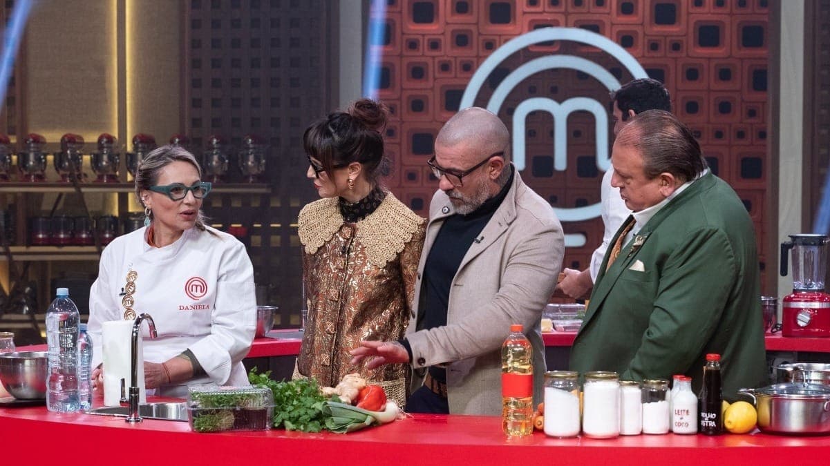 Daniela conversa com jurados na final do MasterChef 2025