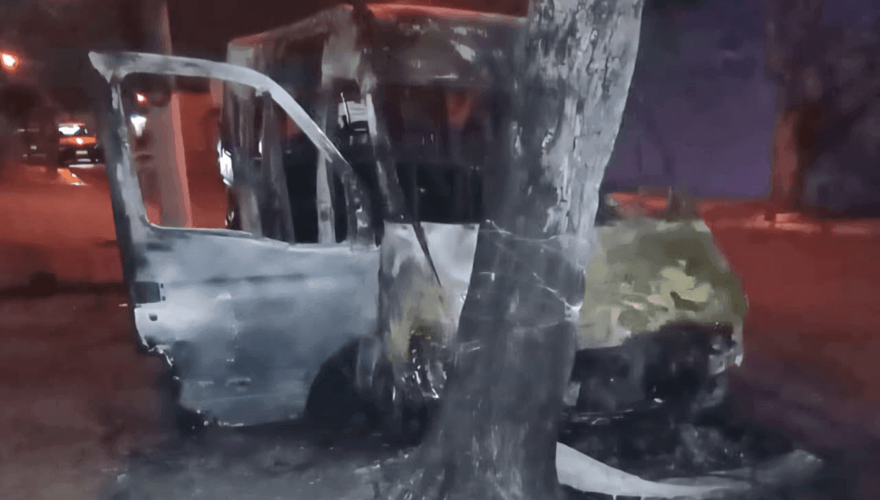 Van que transportava crianças perde o freio, bate em árvore e pega fogo em Limeira