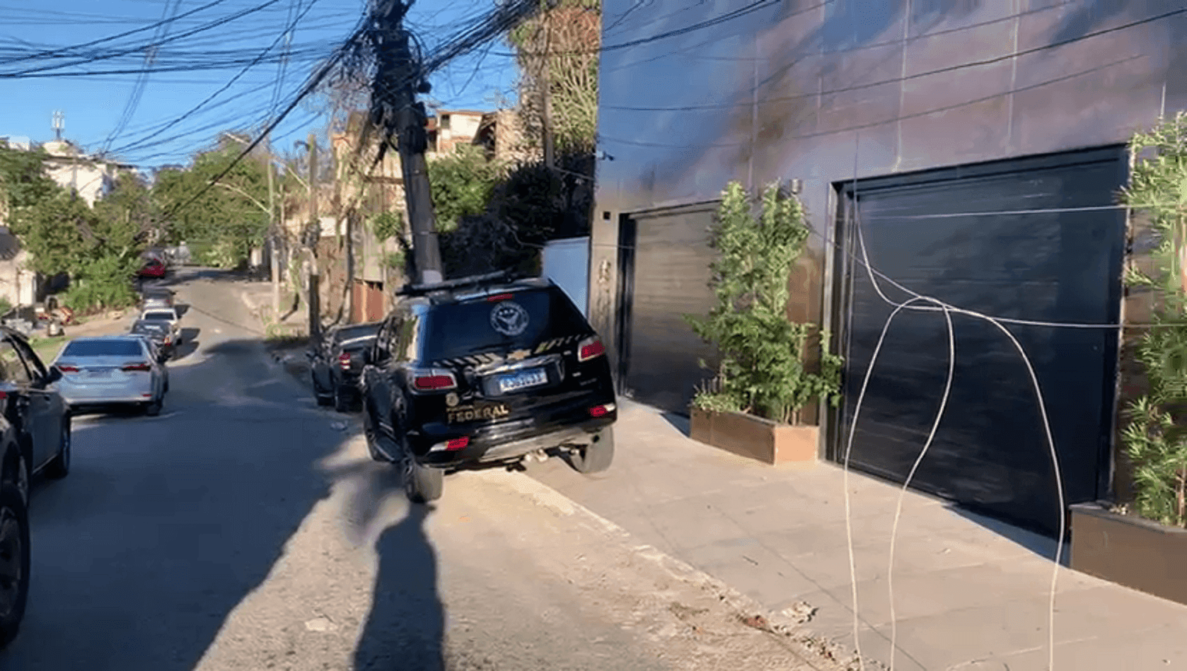 Agentes da Polícia Federal no condomínio Mansões, na porta da residência do deputado TH Jóias