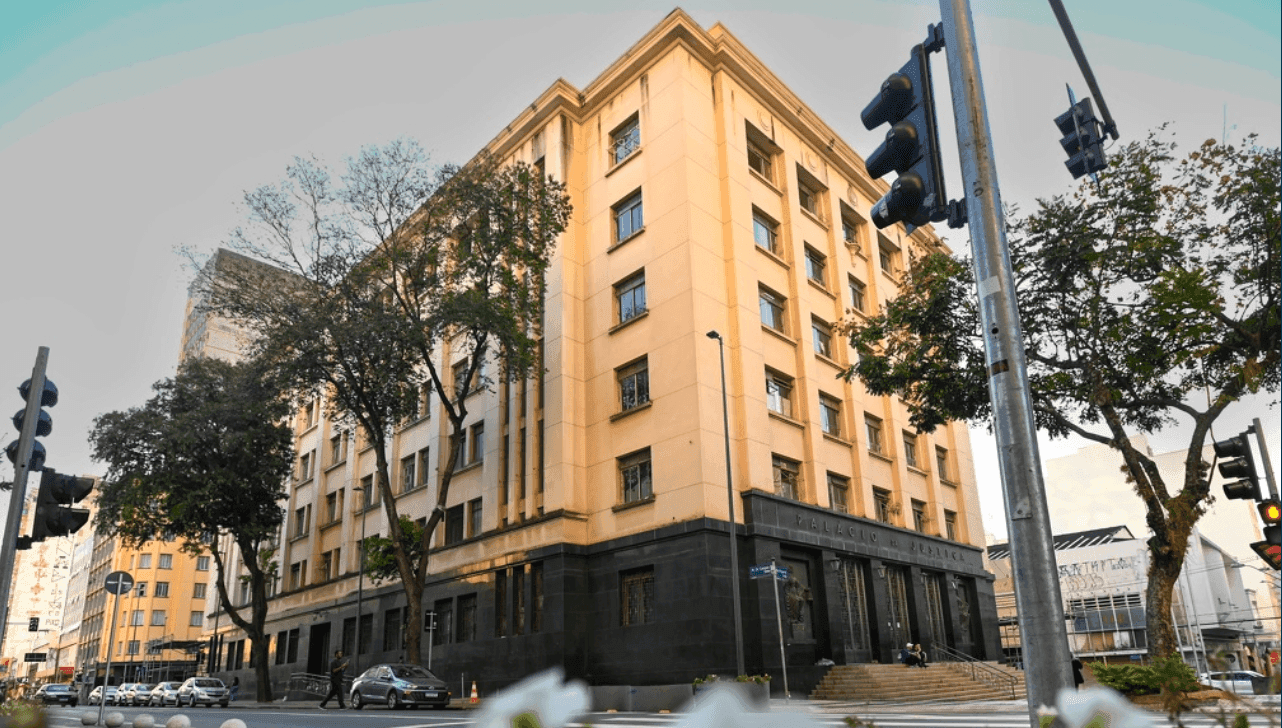 Em julho, as telas de proteção que cercavam o prédio foram retiradas, marcando uma nova etapa do restauro