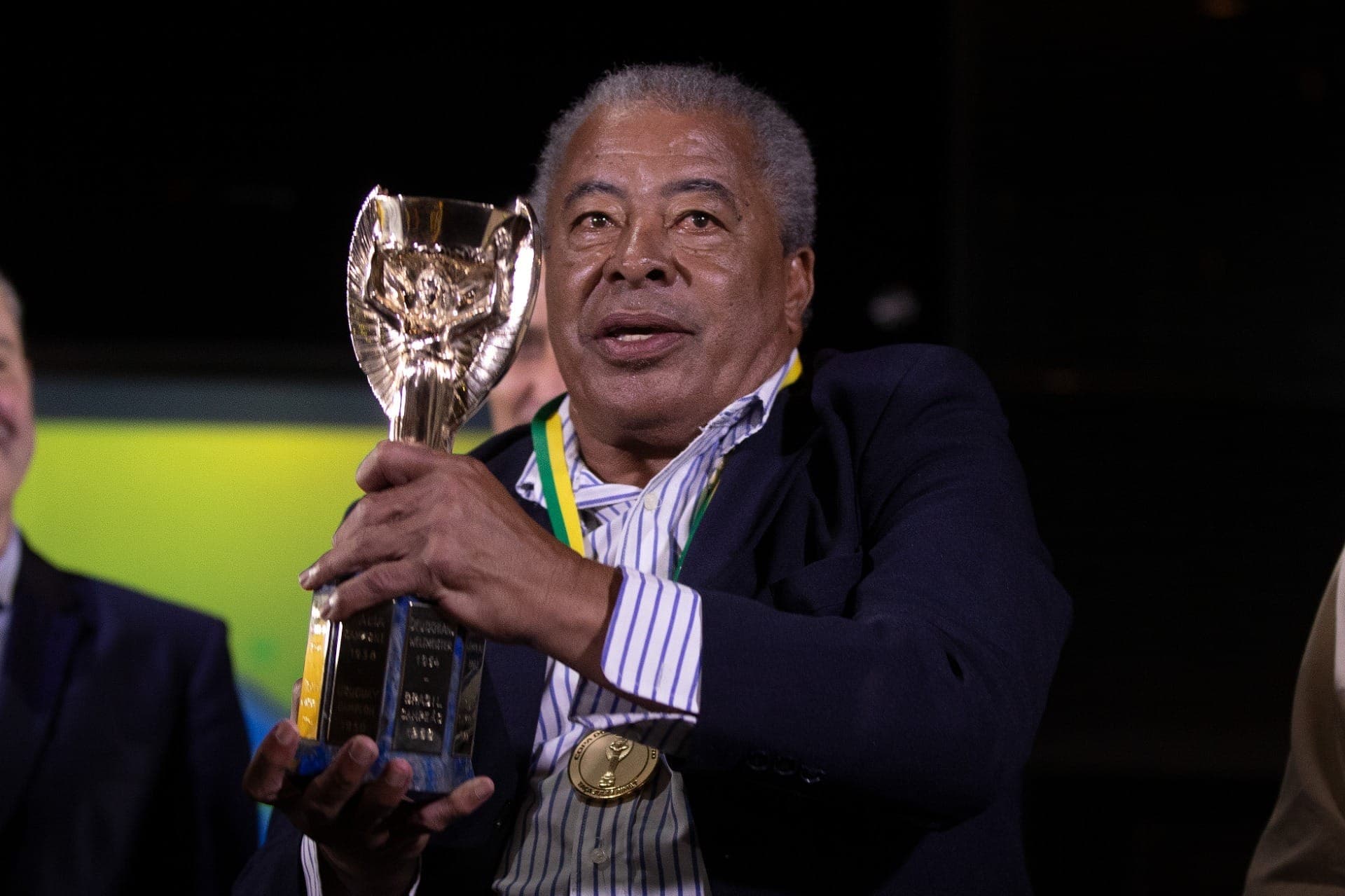 Jairzinho recebe homenagem no Museu Seleção