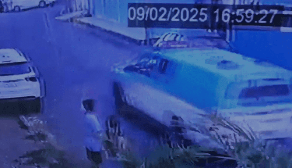 Viatura da PM persegue um veículo em que estão os criminosos
