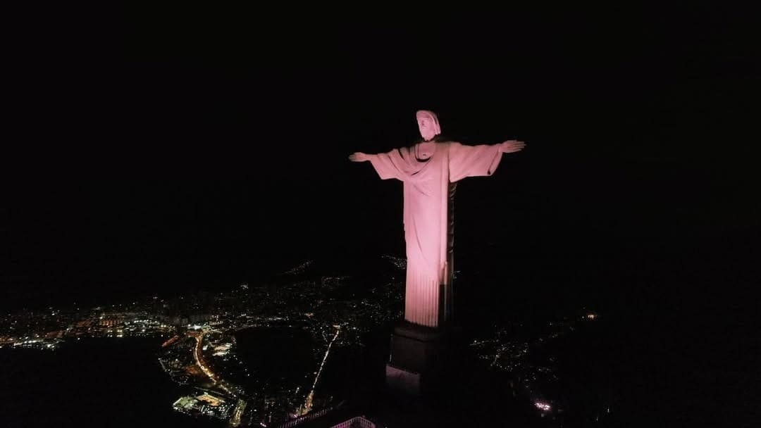 Cristo Redentor rosa para divulgar o álbum de Justin Bieber