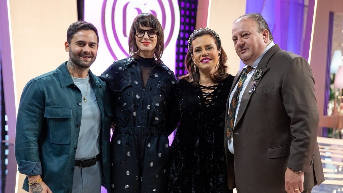 Jurados posam com Narcisa Tamborindeguy no MasterChef Confeitaria
