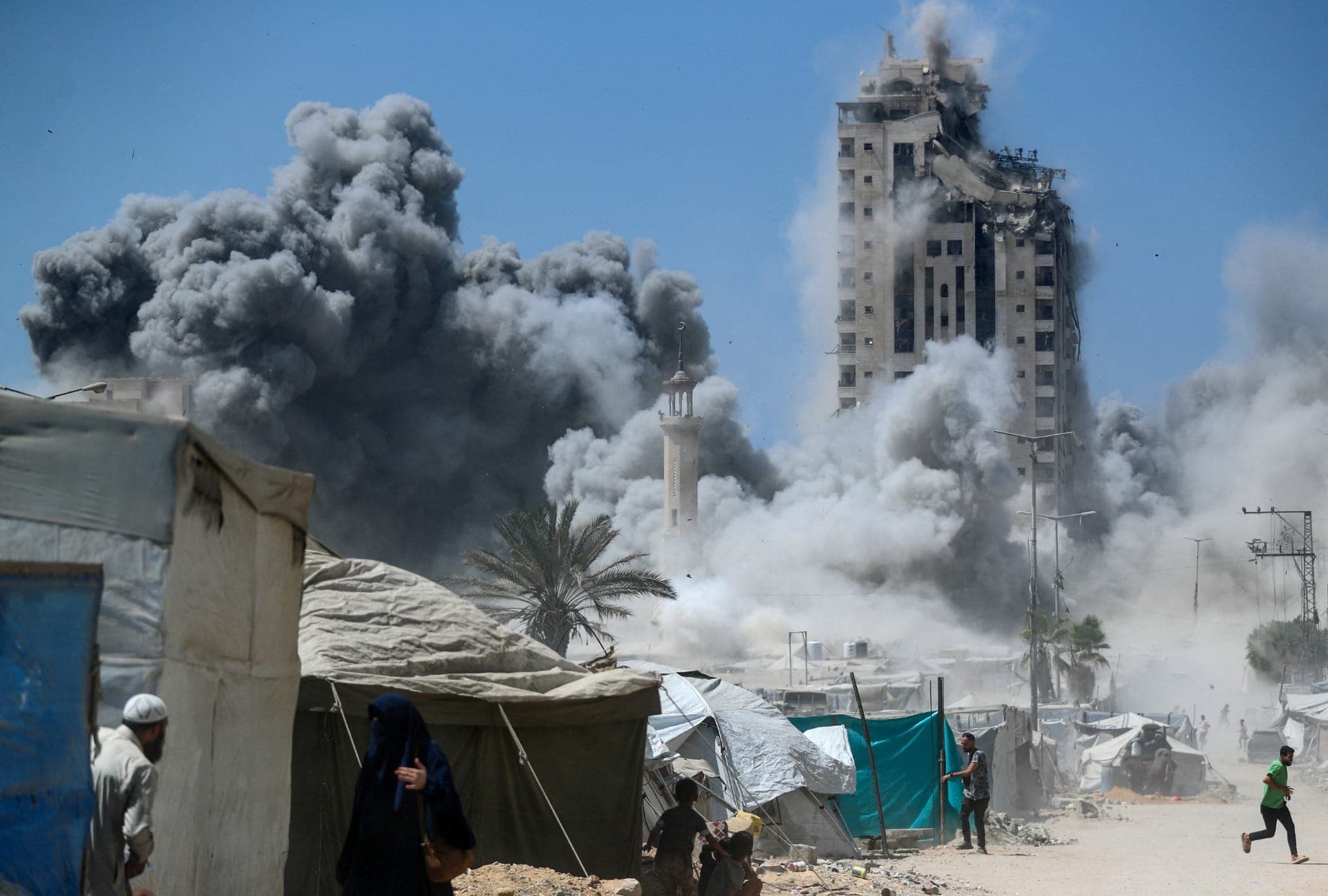 Prédio é atingido por ataque israelense na Cidade de Gaza, em 5 de setembro de 2025