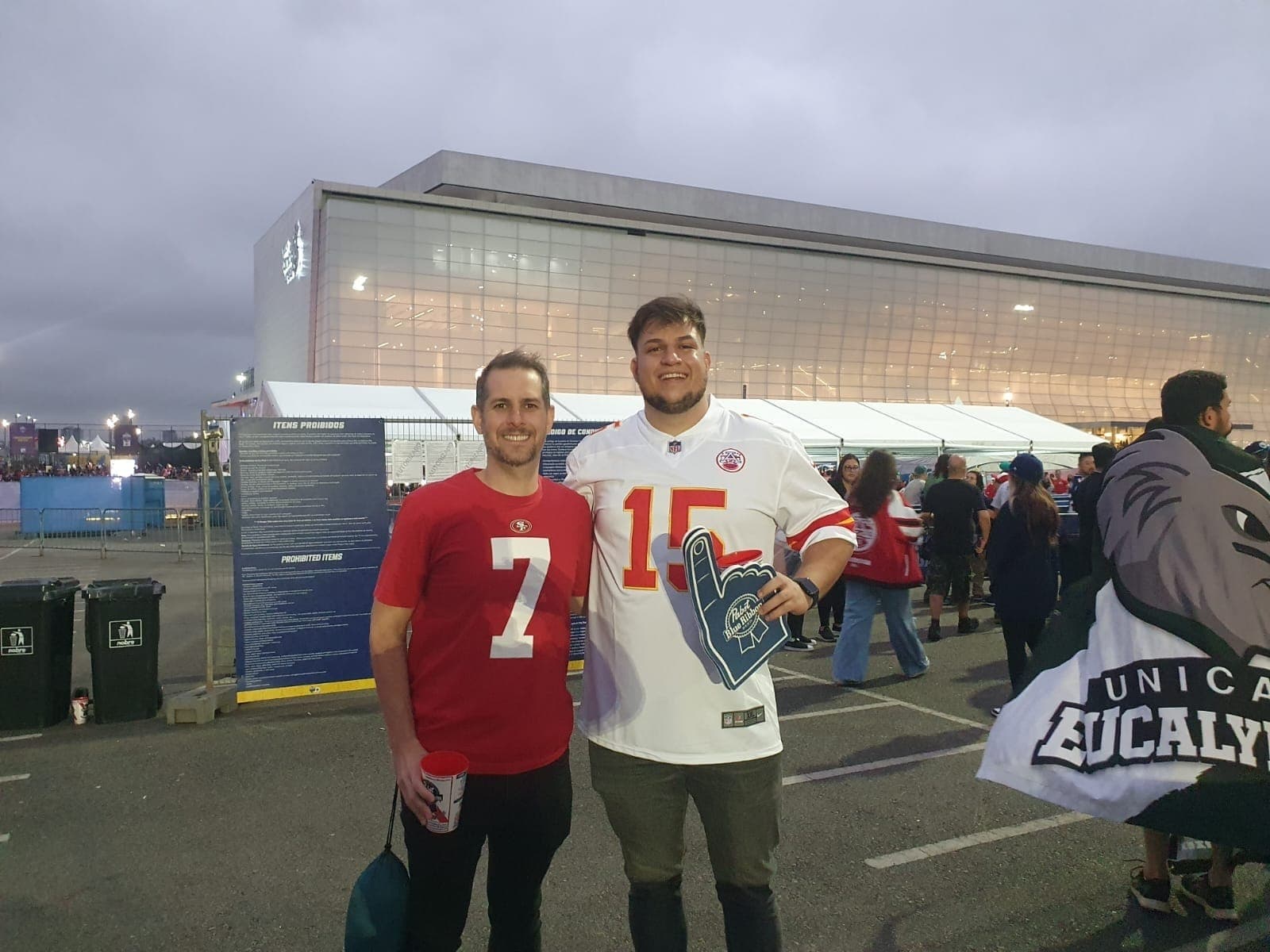 Ramon e Luis, torcedores dos Chiefs em Itaquera para o jogo da NFL
