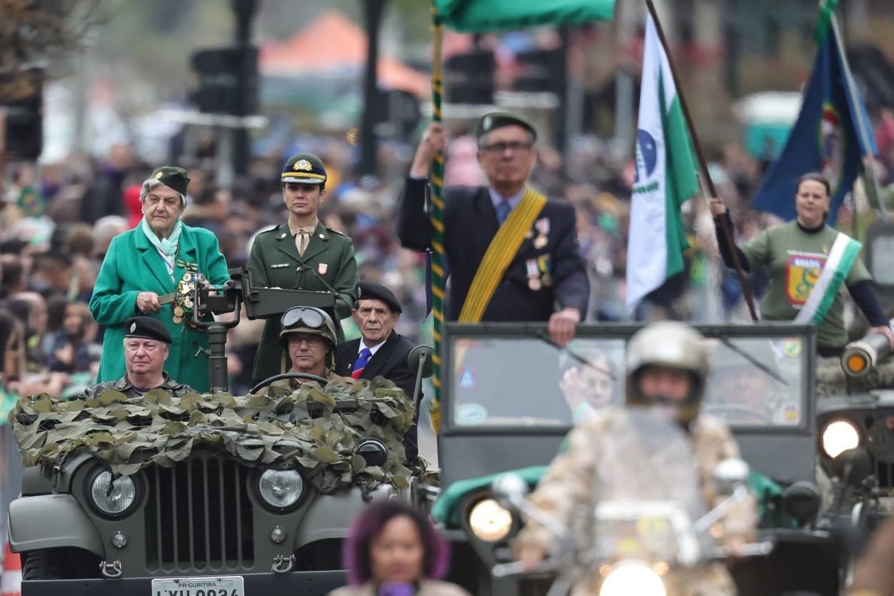 203 anos da Independência: 6,5 mil pessoas desfilam no 7 de Setembro em Curitib