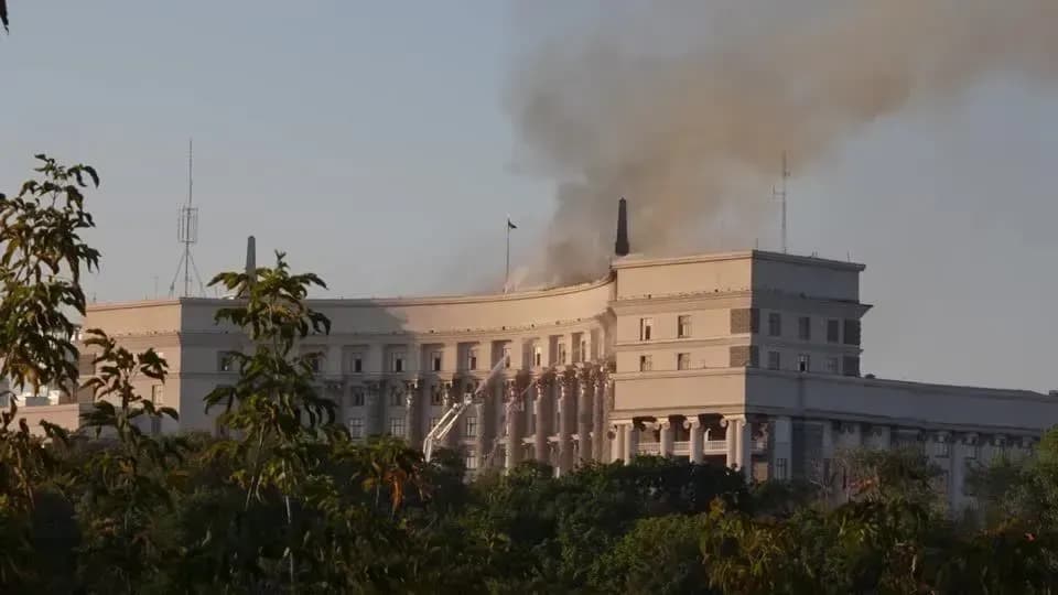 Maior ataque aéreo russo atinge o principal prédio do governo ucraniano