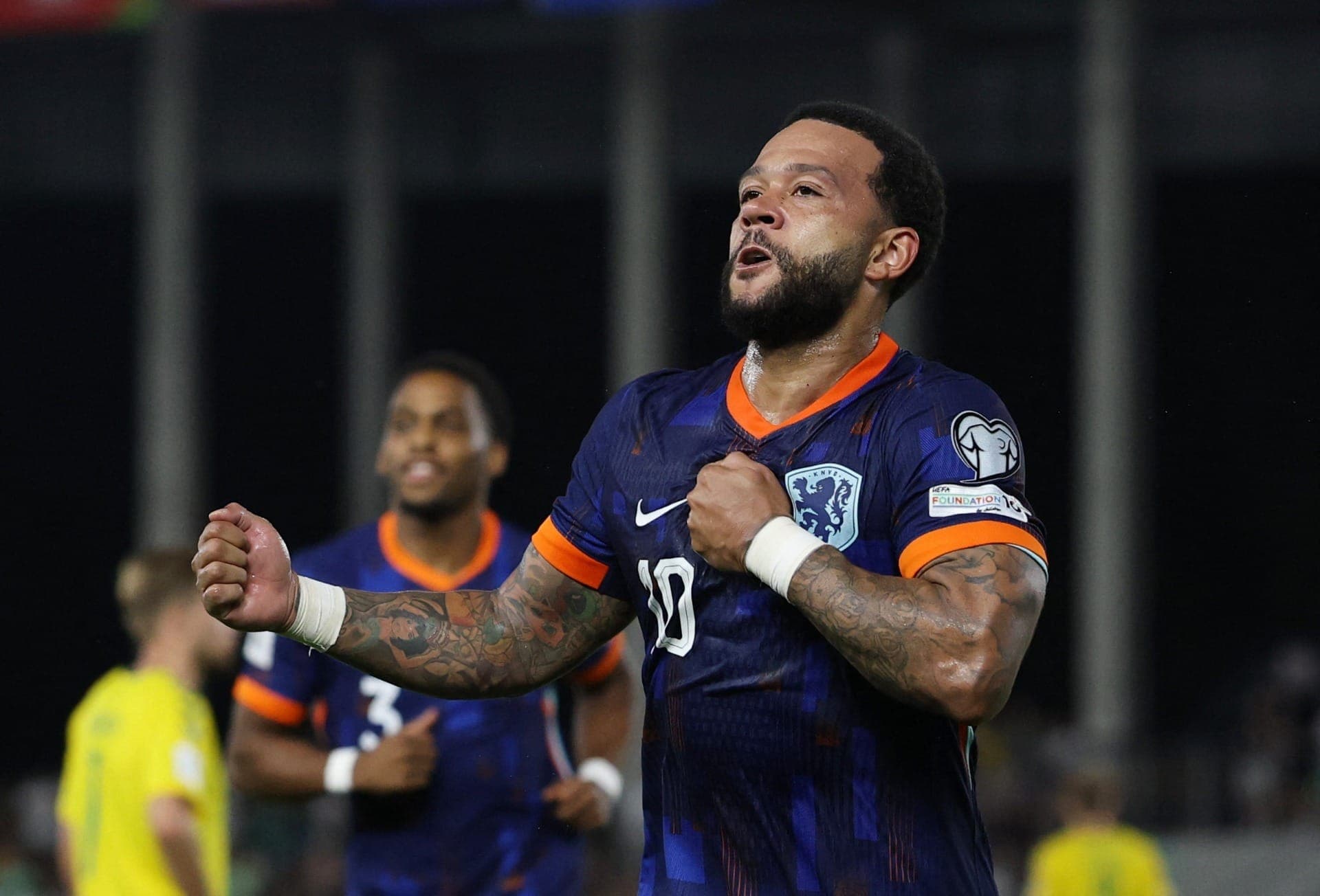 Memphis Depay comemora gol pela Holanda
