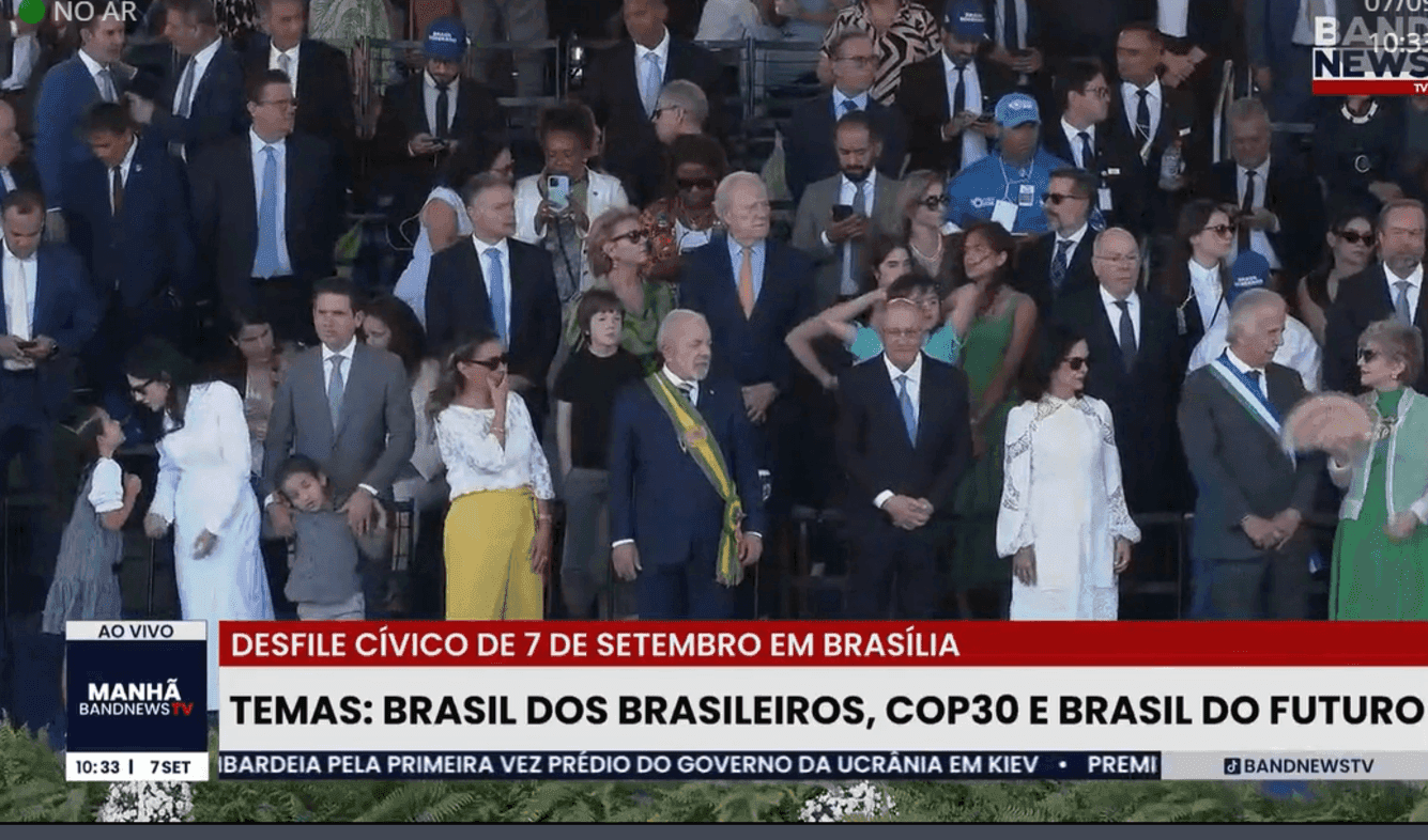 Presidente da Câmara, Hugo Motta, vai a desfile com a família