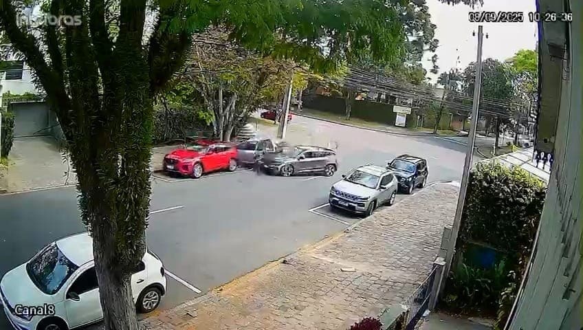 Adolescente de 17 anos é apreendido após furtar carro e causar acidente em Curitiba
