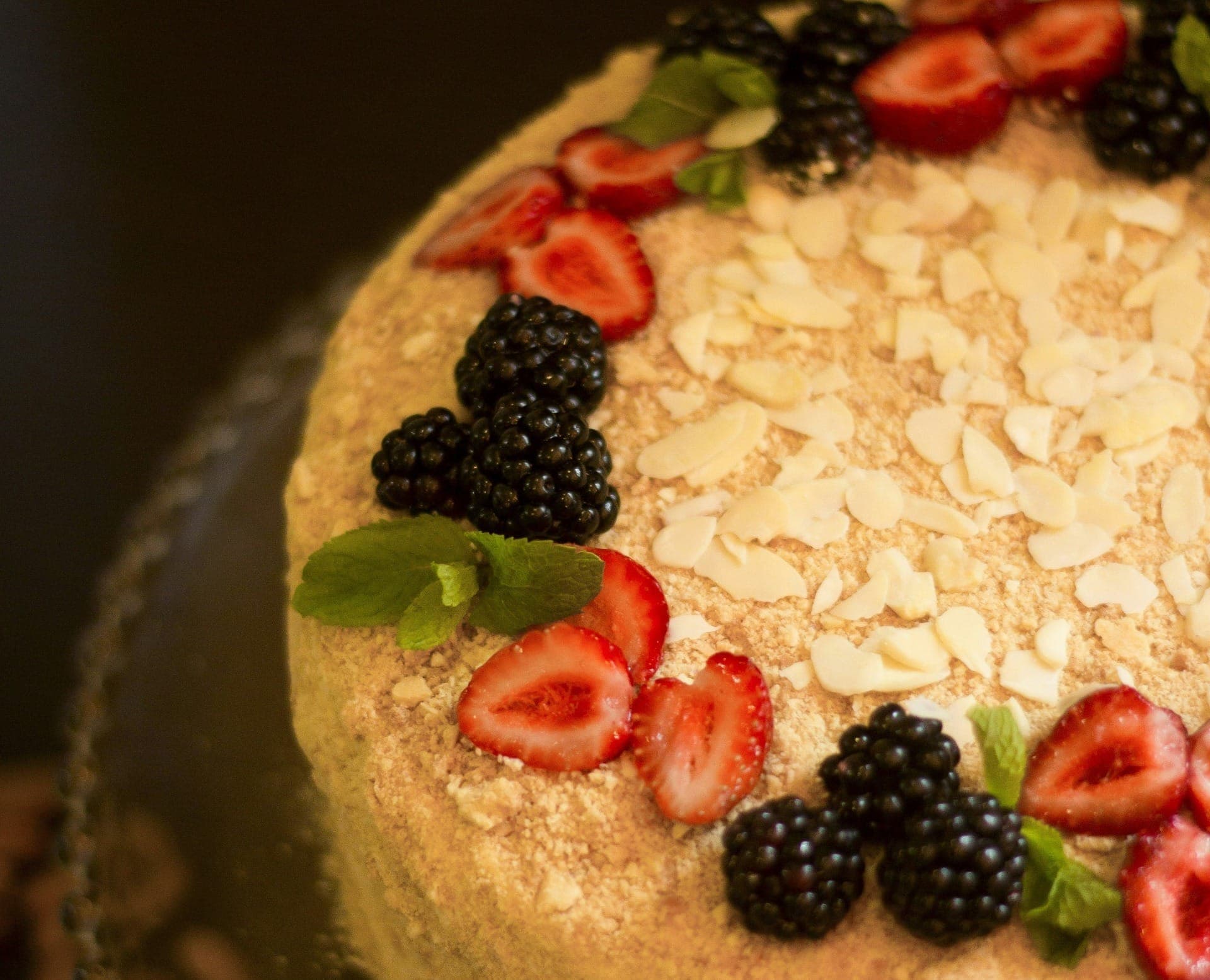 Bolo crumble de iogurte com frutas vermelhas é perfeito sozinho ou com sorvete