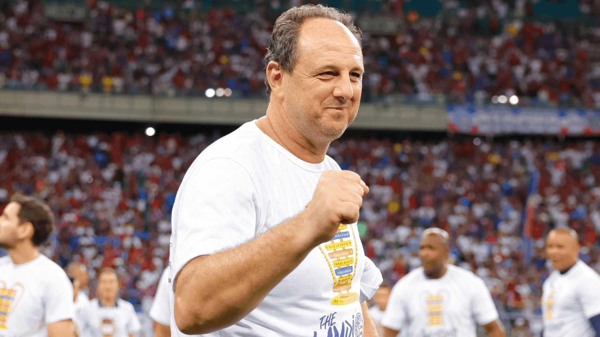 Rogério Ceni comemora a conquista da Copa do Nordeste com o Bahia, seu nono título como treinador