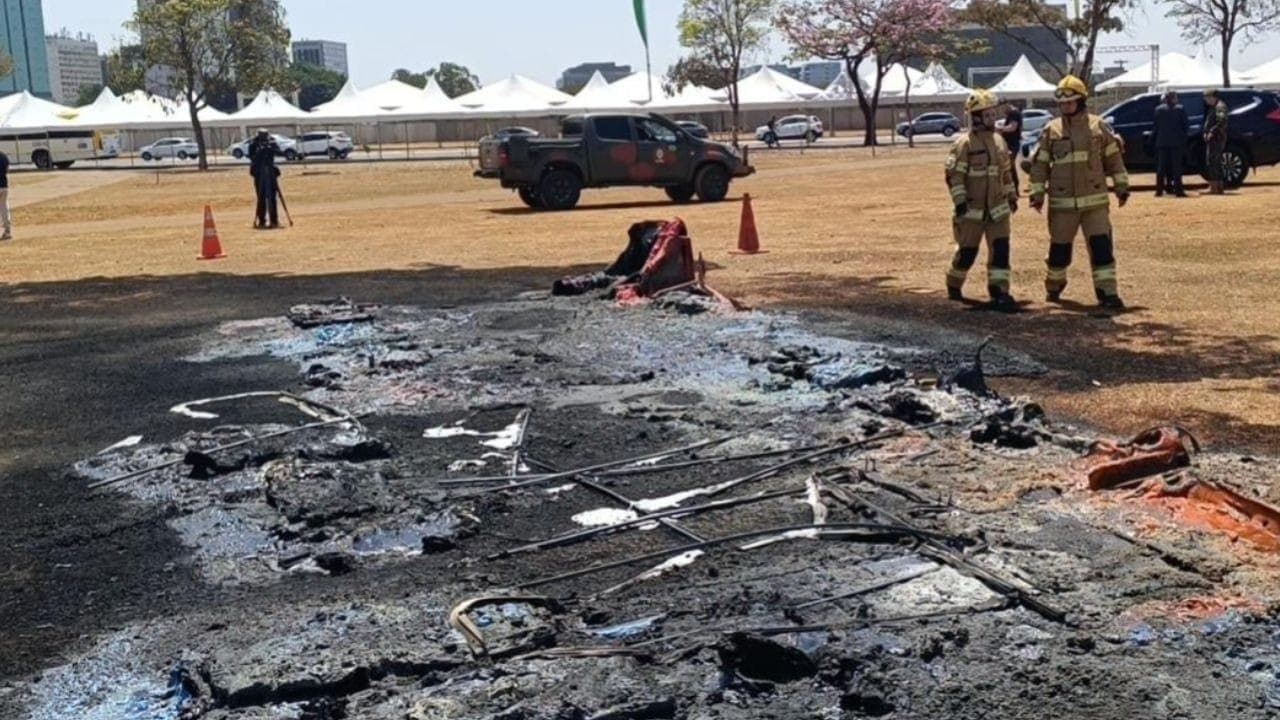 Banheiros químicos perto da Esplanada destruídos pelas chamas