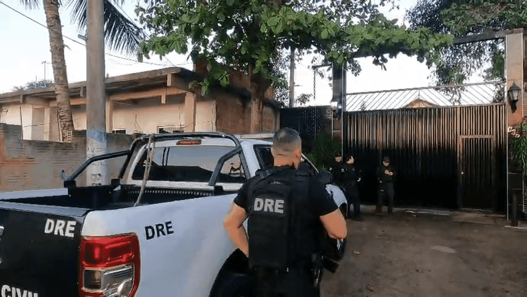 Policiais da DRE cumprem operação contra fornecimento ilegal de recipentes de drogas