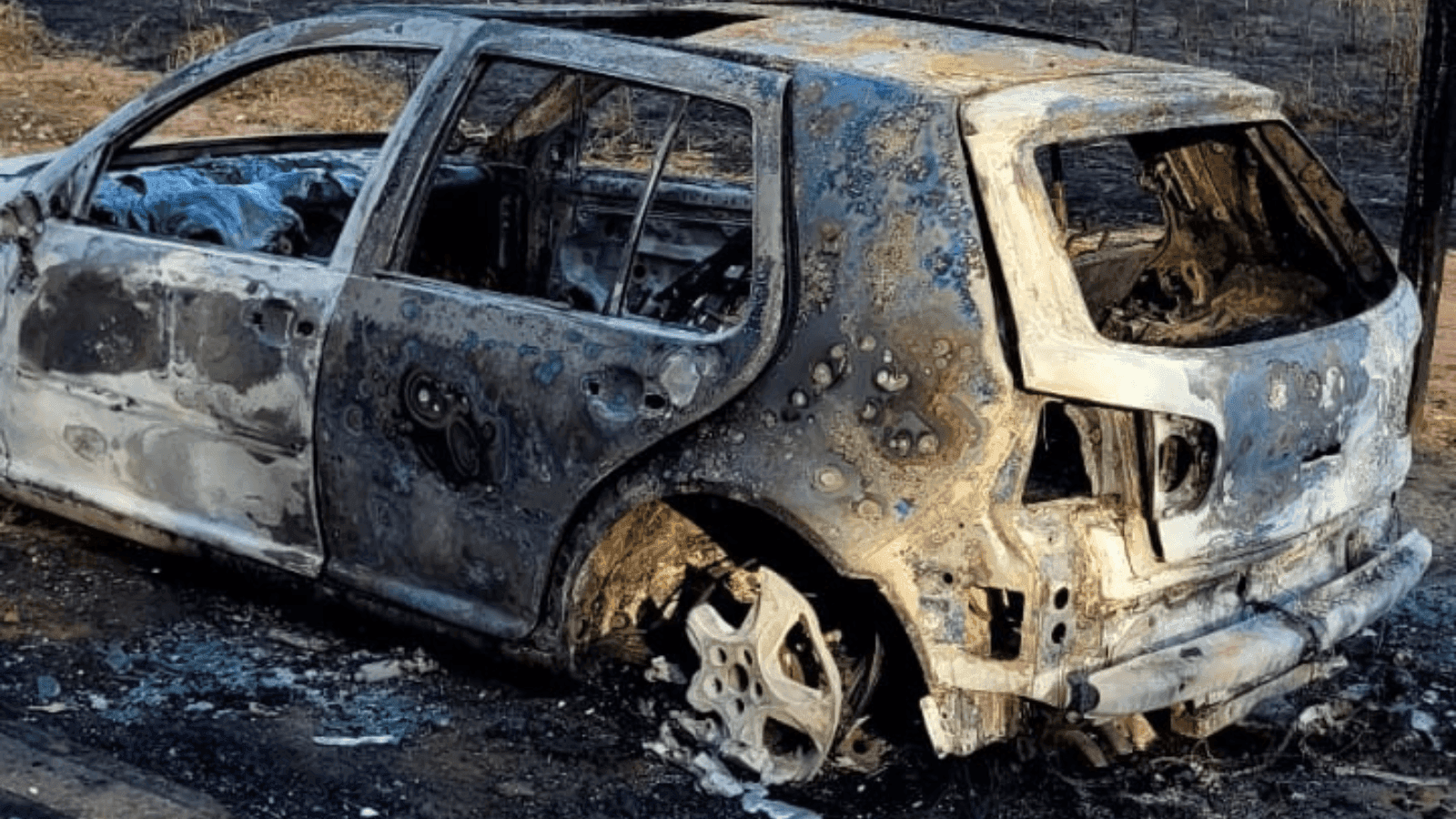 A polícia vai investigar o que teria provocado o incêndio no veículo