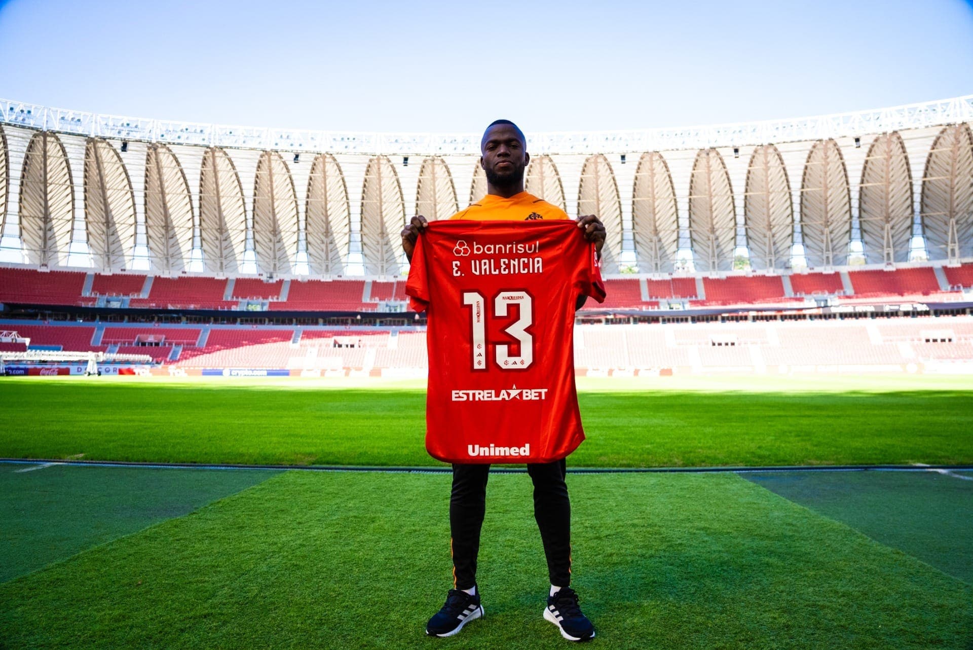 Enner Valencia com a camisa do Internacional