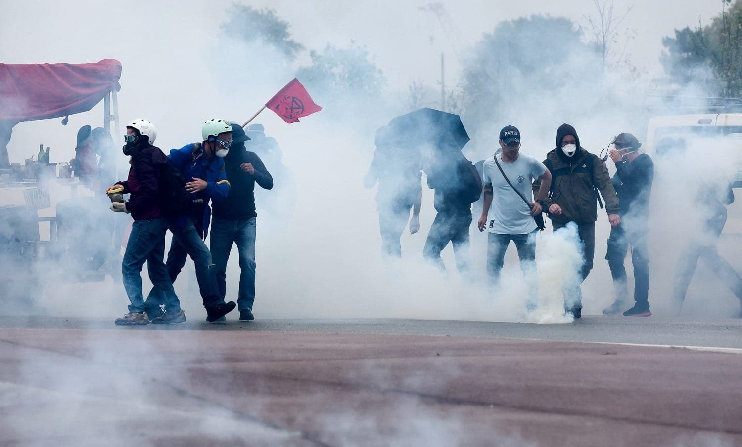 Franceses vão às ruas contra medidas econômicas de Macron