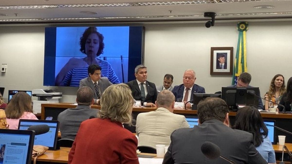 Presa na Itália, Carla Zambelli participou de reunião sobre perda do próprio mandato