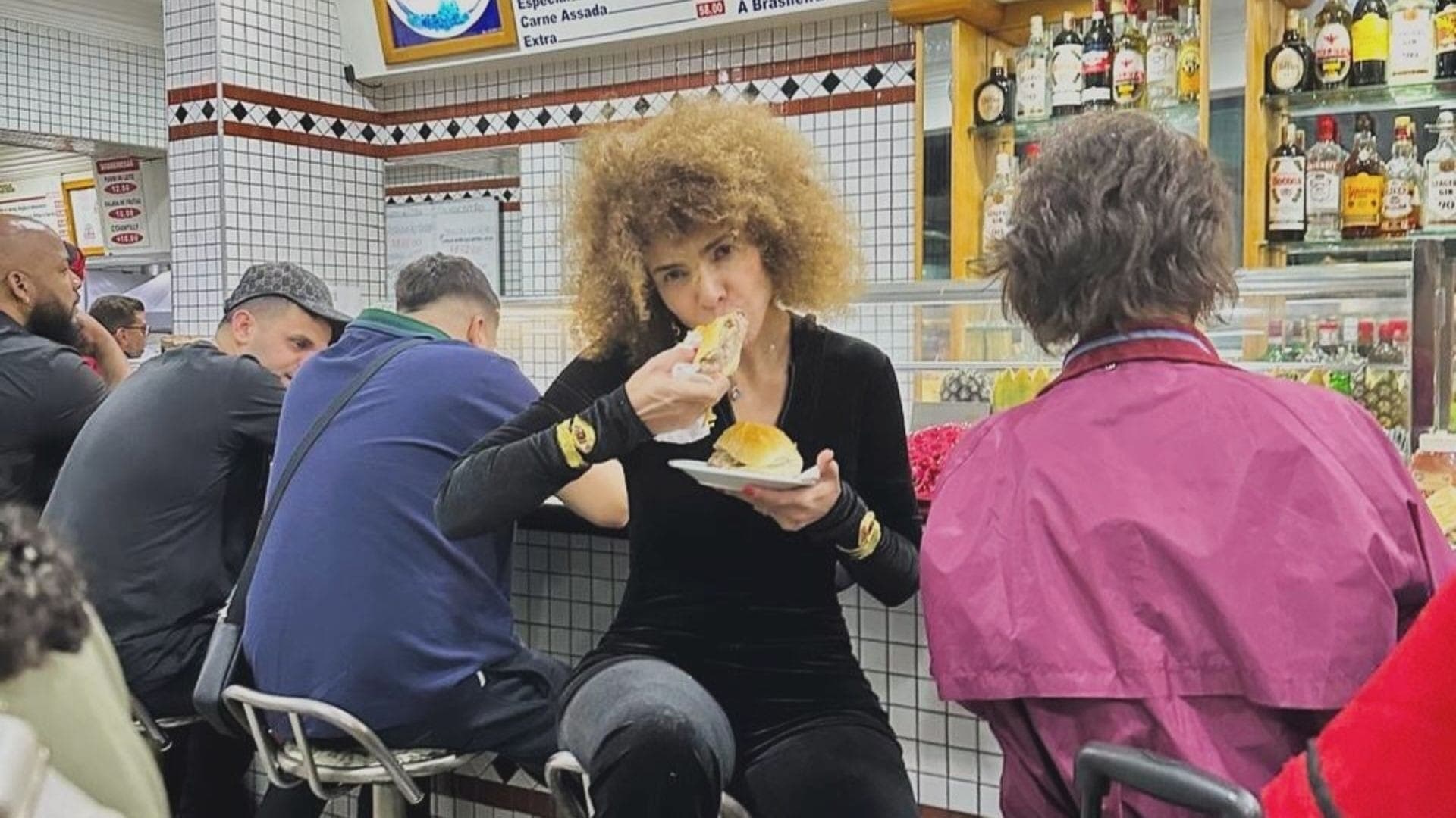 Vanessa da Mata come lanche no Estadão