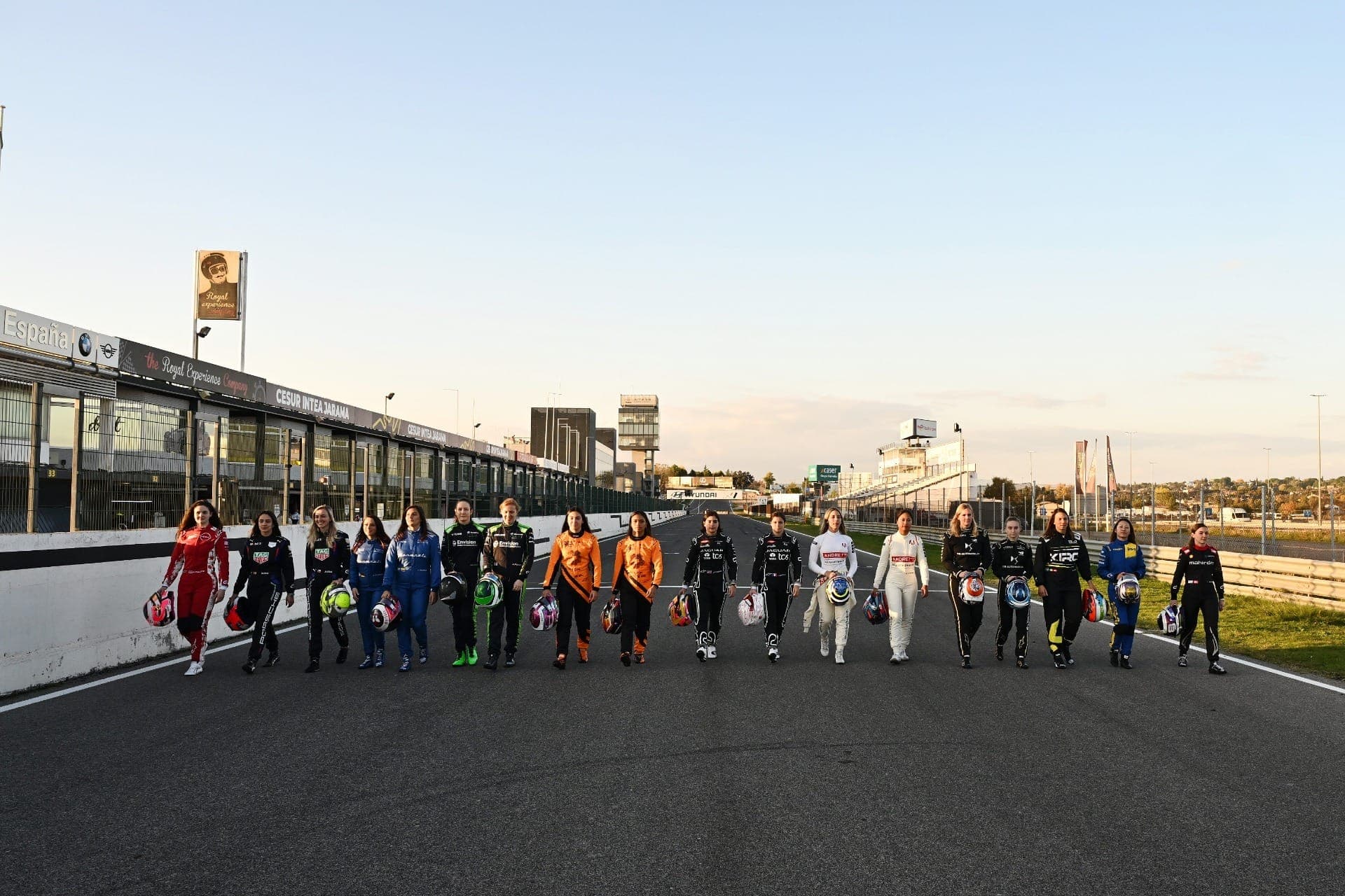 As pilotos durante primeiro teste exclusivo para mulheres da Fórmula E, em 2024, na pista de Jarama (Espanha)