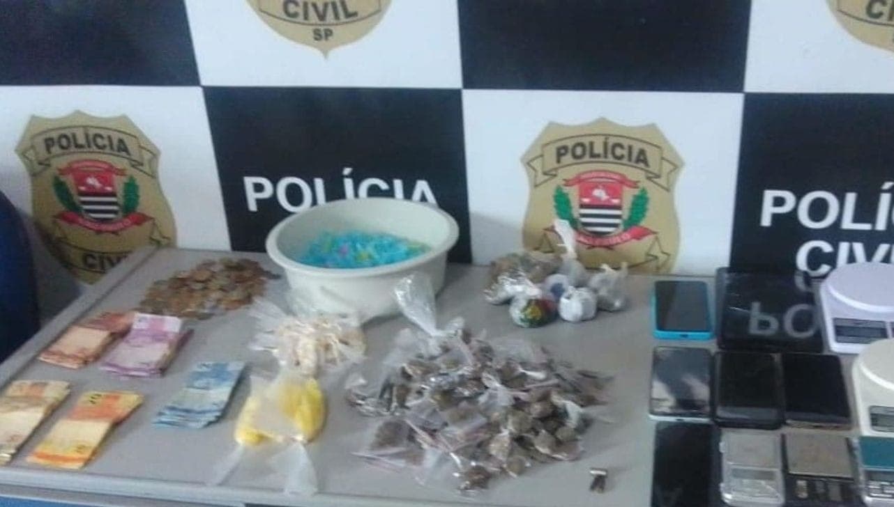 Drogas e dinheiro foram apreendidos