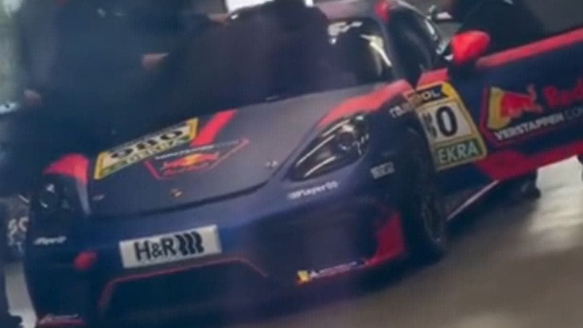 Porsche Cayman GT4 de Max Verstappen em estreia no NLS