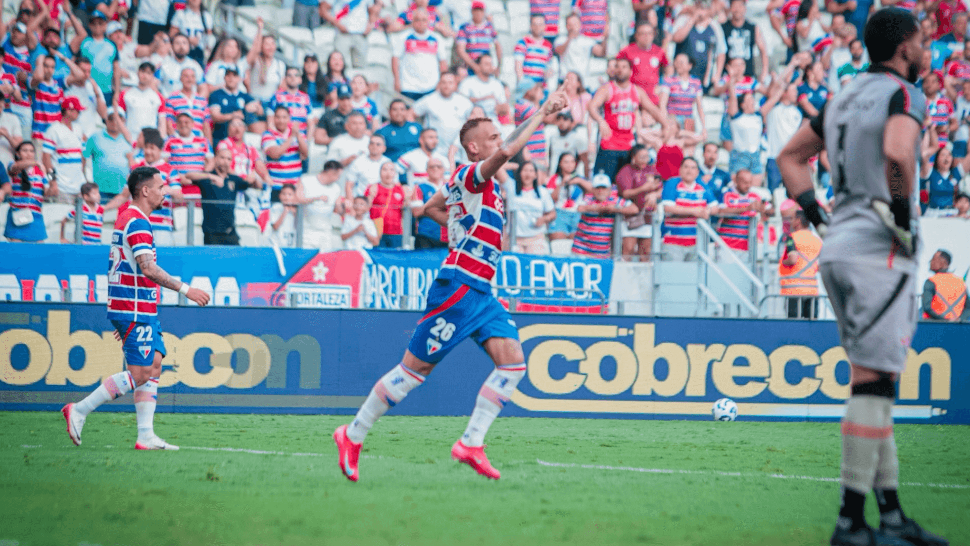 Breno Lopes fez o primeiro gol do Fortaleza na vitória sobre o Vitória, por 2 a 0, no Castelão