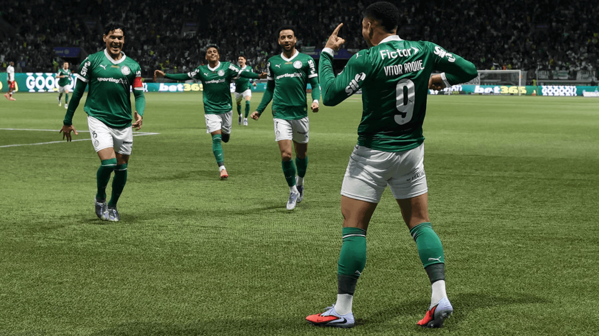 Vitor Roque comemora um dos três gols que marcou na goleada do Palmeiras sobre o Inter por 4 a 1 no Allianz Parque