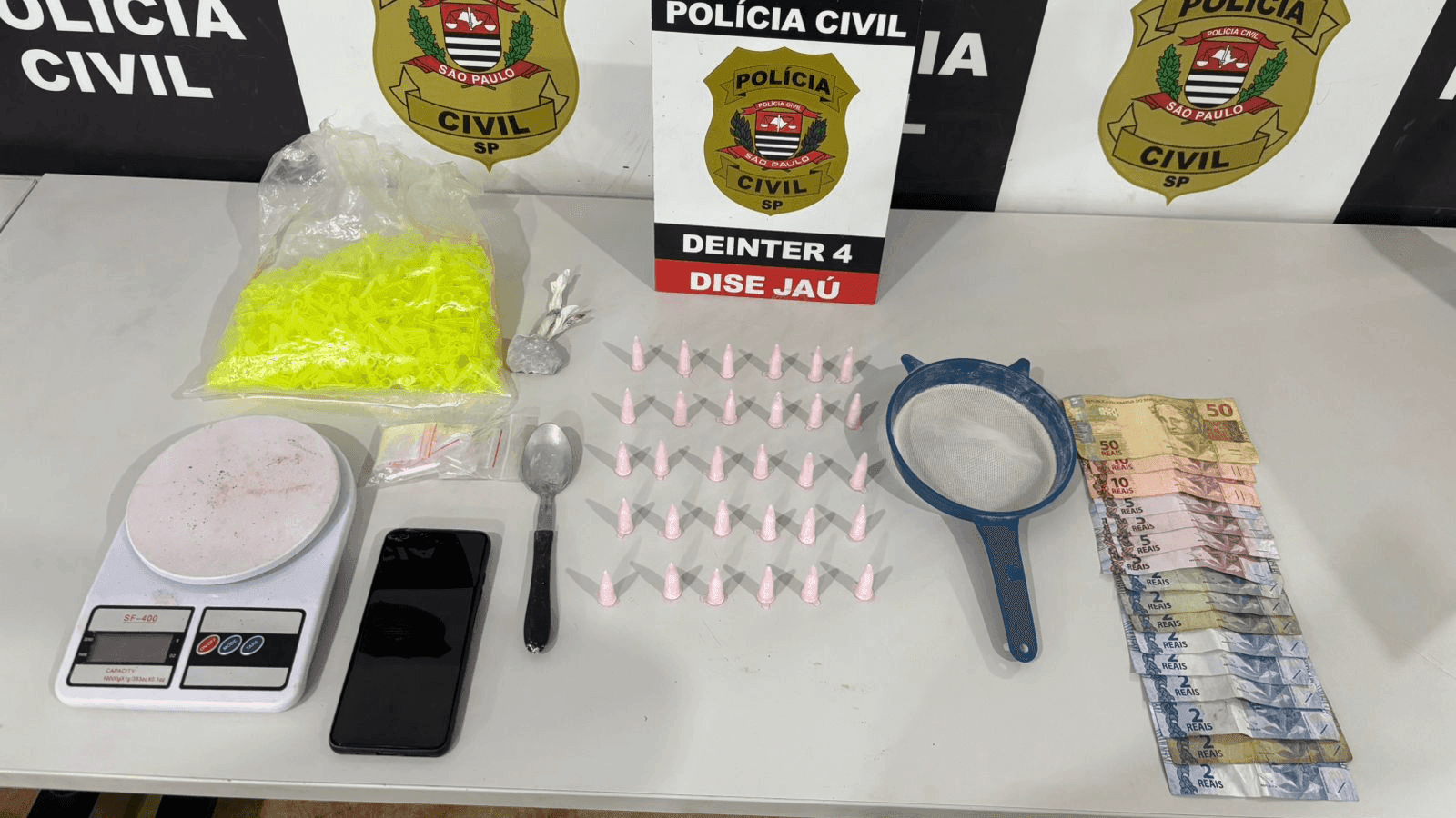 Ele estava de posse de porções de maconha e cocaína