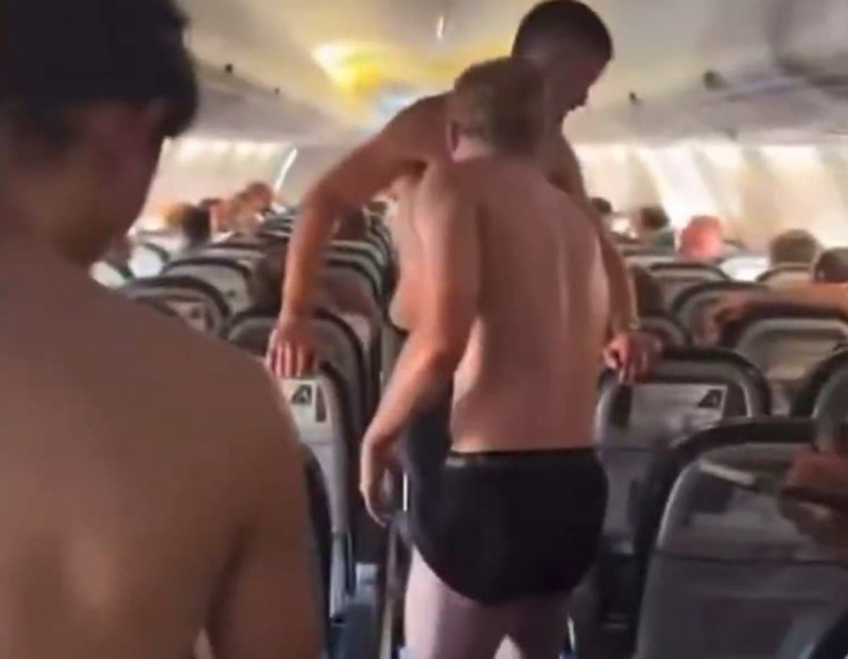 Jogadores do Monaco tentaram aliviar o calor tirando as roupas no avião