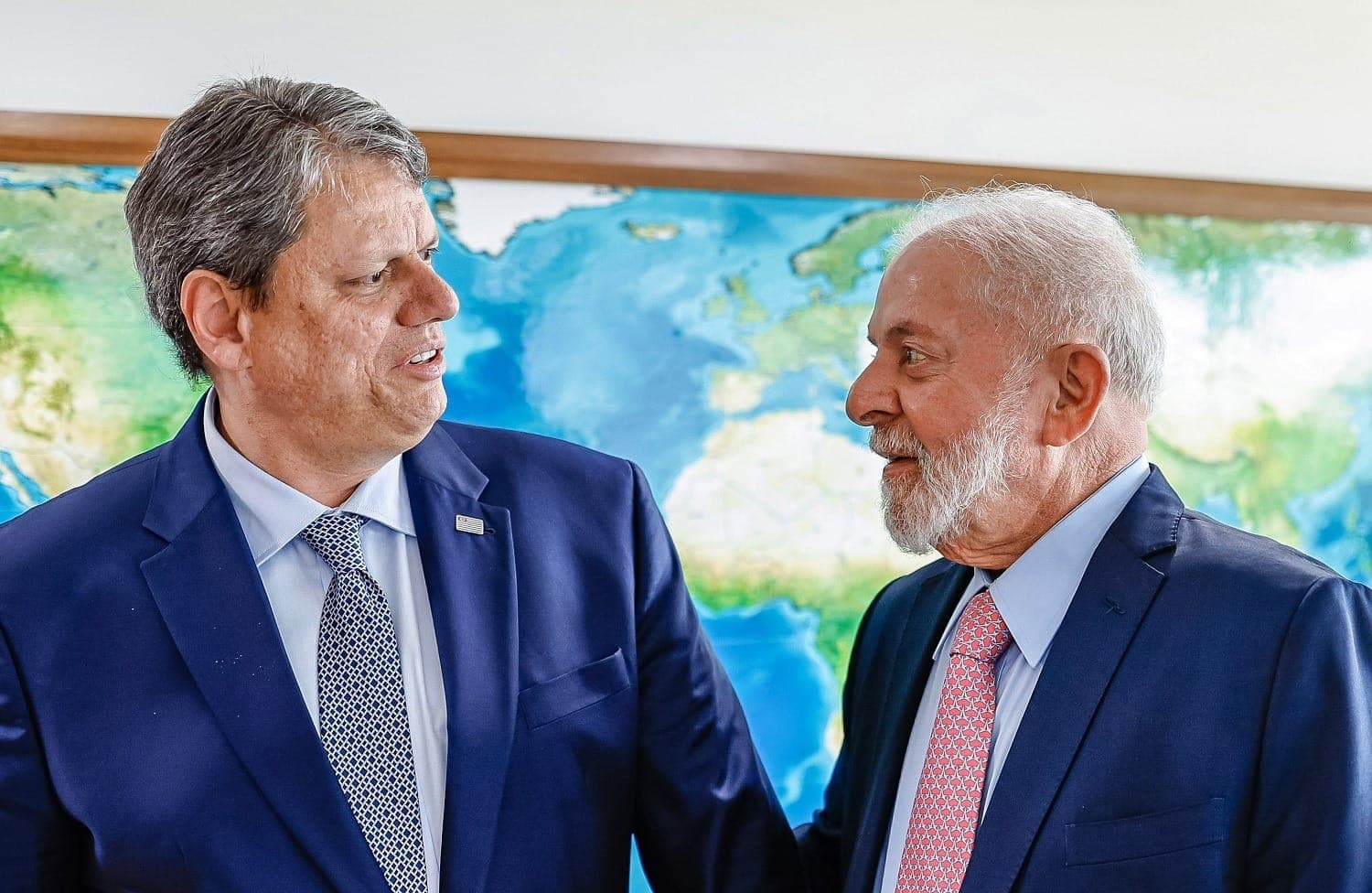 Pesquisa Atlas divulga números de cenário entre Lula e Tarcísio no segundo turno