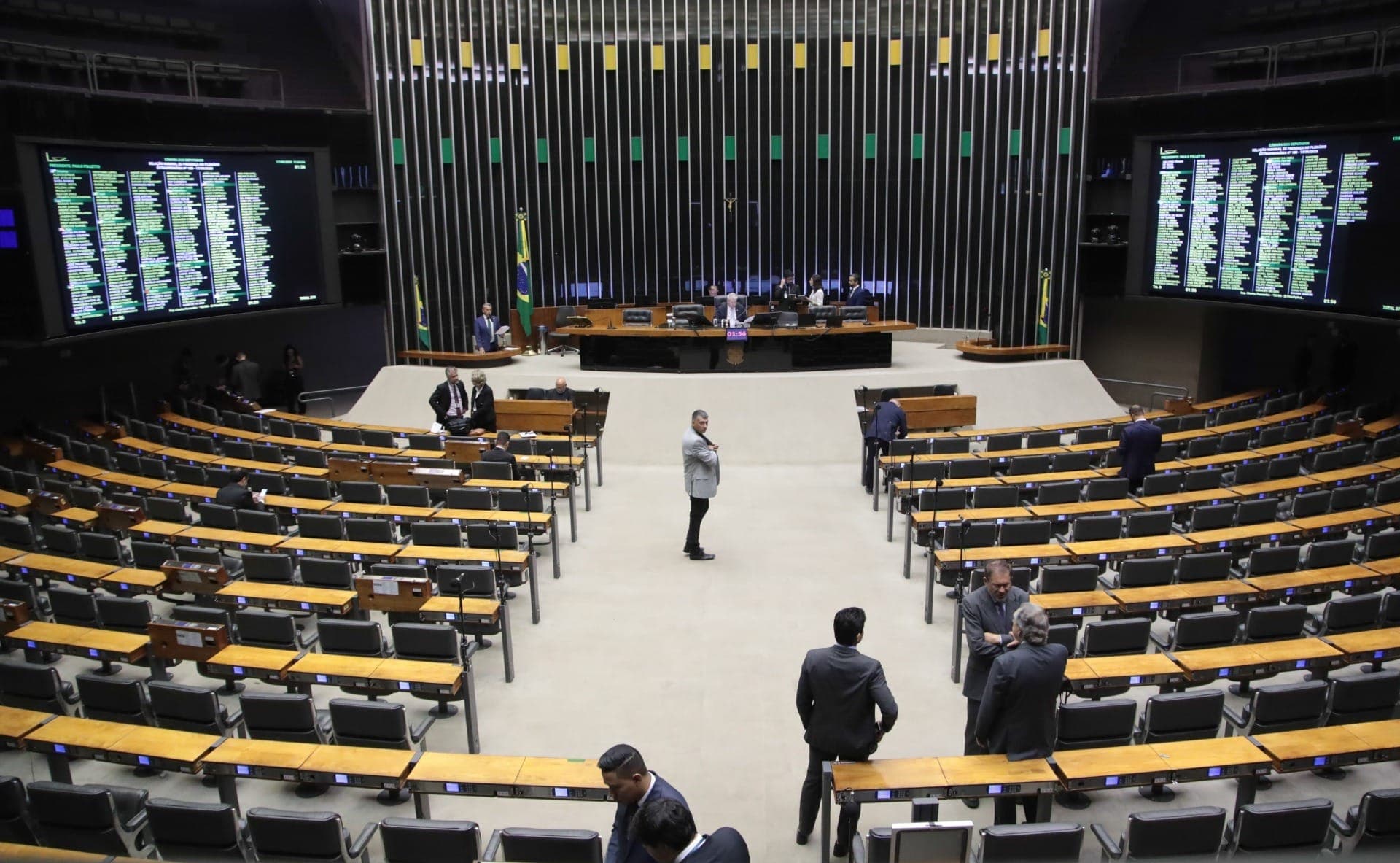 Proposta prevê que só com aval do Congresso parlamentares possam ser processados ou presos; emenda aprova voto secreto para autorizações